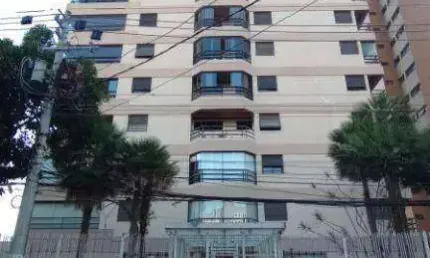 Apartamento com sacada e único com chuurasqueira  eletrica