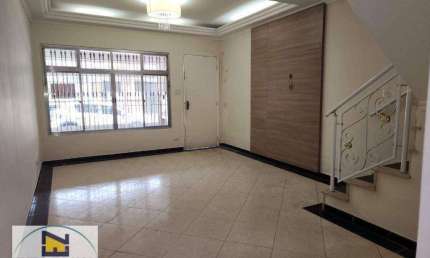 Sobrado com 3 dormitórios (suíte), sala 2 ambientes, copa e cozinha ampla, quintal lateral. Excelente localização, próximo a Praça São João Batista.