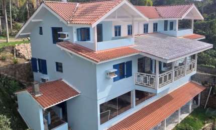 Linda casa em condomínio de alto padrão na praia das Toninhas em Ubatuba