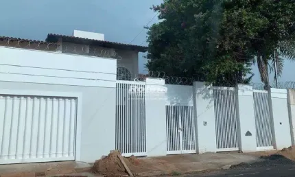 Casa com 7 quartos para alugar na Avenida Terezina, 1987, Umuarama, Uberlândia