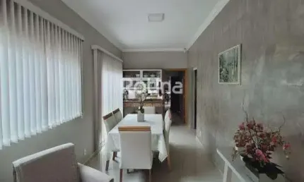 Casa para alugar, 3 quartos, Laranjeiras - Uberlândia/MG - Rotina Imobiliária
