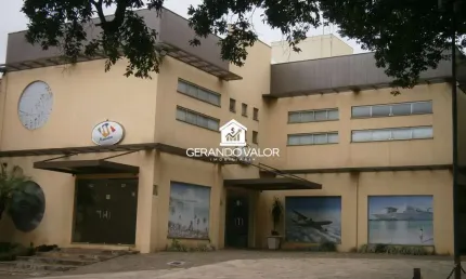 Prédio comercial na Rui Barbosa em frente a praça dos imigrantes