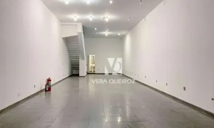 Salão comercial para locação com 3 andares na região central.