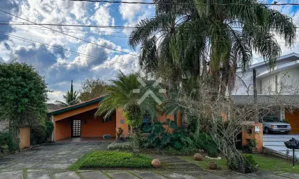Casa à Venda com 3 quartos, 3 banheiros, 2 vagas e 330m² por R$ 2.300.000