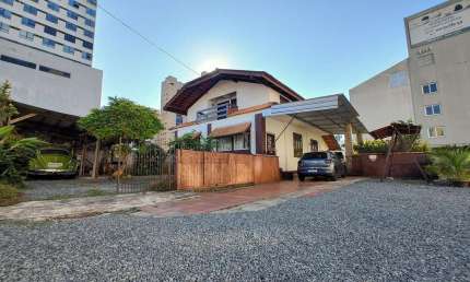 Casa para Venda em Joinville, Centro, 5 dormitórios, 1 suíte, 3 banheiros, 3 vagas