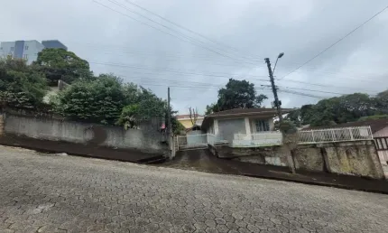 Casa para Venda em Joinville, Floresta, 4 dormitórios, 1 banheiro, 2 vagas