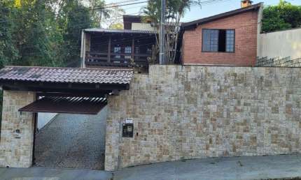 Casa para Venda em Joinville, Floresta, 3 suítes, 1 banheiro, 4 vagas