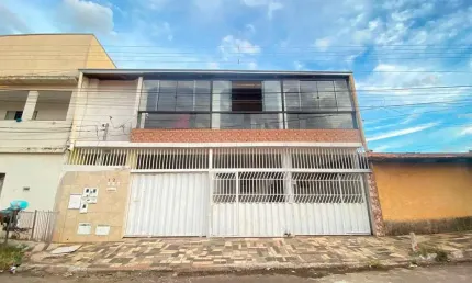 Sobrado com dois apartamentos e uma casa em Chácara do Governador  -  Goiânia