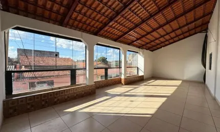 Sobrado com dois apartamentos e uma casa em Chácara do Governador  -  Goiânia