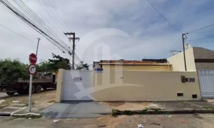 Alugue casa em ótima localização no bairro Aeroporto.