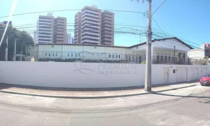 Casa ampla em ótima localização no bairro Farolândia.