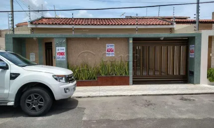 Casa à venda no Bairro Pereira Lobo com 270 m² de terreno.