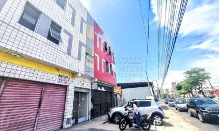Prédio a venda com 3 pontos comerciais e 8 apartamentos na Av. Hermes Fontes
