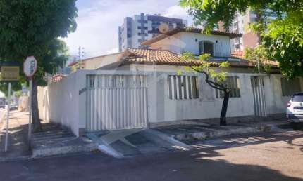 EXCELENTE CASA À VENDA LOCALIZADA NO BAIRRO FAROLÂNDIA