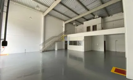 Galpão para locação em camboriú, centro, 3 banheiros