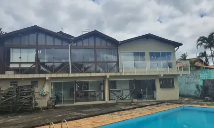 Vende-se Casa de campo de 06 dorm. com 6 vagas na Chácara Santana de Parnaíba