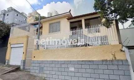 Casa residencial à venda no bairro Serra com 290 m² e 3 dormitórios/quartos disponíveis.