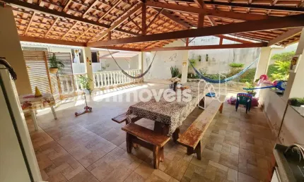 Casa residencial à venda no bairro Sagrada Família com 4 dormitórios e 440 m².