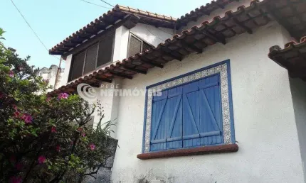 Casa residencial à venda no bairro Santo Agostinho com 330 m² e 4 dormitórios/quartos.
