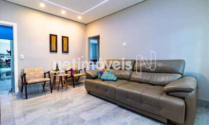 Casa residencial à venda no bairro Sagrada Família com 170 m² e 3 dormitórios.