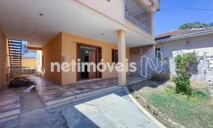 Casa residencial à venda no bairro Prado com 4 dormitórios e 300 m² de área útil.
