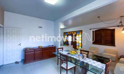 Casa residencial à venda no Coração Eucarístico com 250 m² e 3 dormitórios/quartos disponíveis.