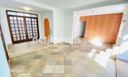 Apartamento à venda no bairro Santa Efigênia com 3 dormitórios e 126 m² de área útil.