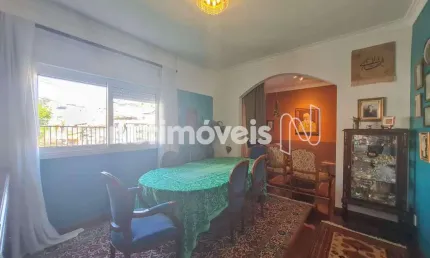 Casa residencial à venda no bairro Sagrada Família com 156 m² e 3 dormitórios/quartos.