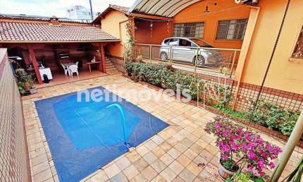 Casa residencial à venda no bairro Sagrada Família com 304 m² e 5 dormitórios/quartos.