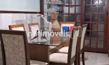 Casa residencial à venda no bairro Sagrada Família com 112 m² e 3 quartos.