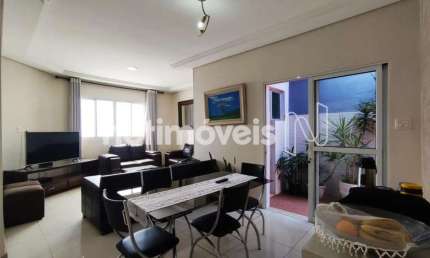 Casa residencial à venda no bairro Sagrada Família com 200 m² e 4 quartos.