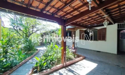 Casa residencial à venda no bairro Sagrada Família com 288 m² e 4 dormitórios/quartos.