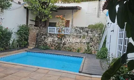 Residencial › Casa com 380,00 (M²), 5 quartos e 3 vagas para Aluguel
