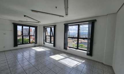 CONJUNTO COMERCIAL COM 80 M2, 1 VAGA DE GARAGEM E PORTARIA, NO EMBARÉ - SANTOS/SP