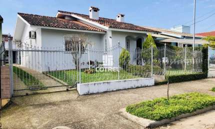 Casa no bairro Camobi com 3 dormitórios, espaço gourmet e piscina