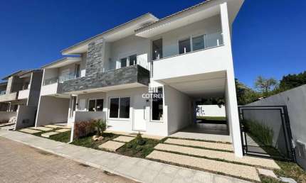 Casa em condomínio fechado com 3 dormitórios, suíte e 2 vagas de garagem