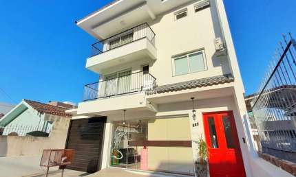 Casa 3 dormitórios sendo suítes e 3 vagas de garagem no Bairro Camobi localizada