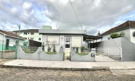 Casa para venda e locação 2 dormitórios, 2 vagas de garagem situada no Bairro Ca
