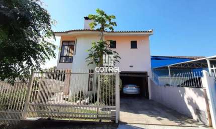 Casa 4 dormitórios sendo 2 suítes e 2 vagas de garagem no Bairro Km3 localizada