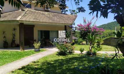 Casa 4 dormitórios sendo 2 suítes e 2 vagas de garagem no Bairro Camobi localiza