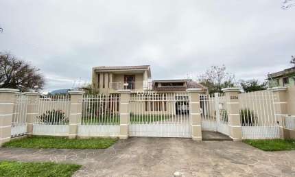 Excelente casa para venda com 4 dormitórios 2 sendo suíte, 2 salas, piscina, 2 v