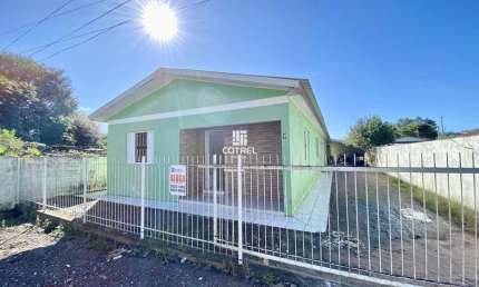 Casa para locação com 2 dormitórios, 1 vaga de garagem situada no Bairro Pé de P
