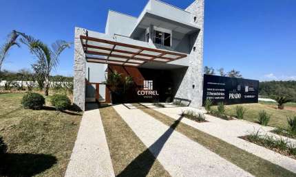 Casa em condomínio fechado com 3 dormitórios, suíte e 2 vagas de garagem