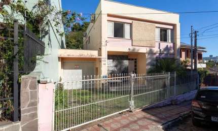 Casa central 3 dormitórios sendo 1 suíte e 3 vagas de garagem localizada na cida