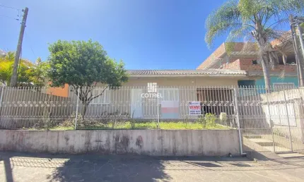 Casa 2 dormitórios com 2 vagas de garagem no Bairro Pinheiro Machado localizada