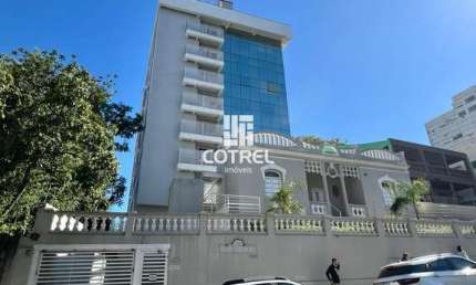 Apartamento central com 2 dormitórios, suíte, sacada e garagem
