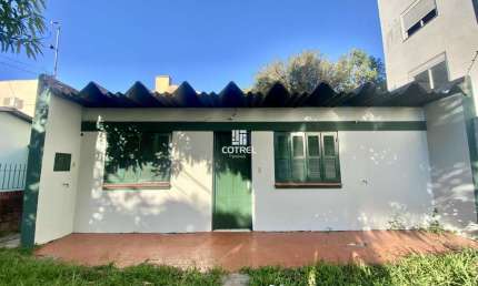 Casa para locação 2 dormitórios, 1 banheiro social situada no Bairro Camobi na c