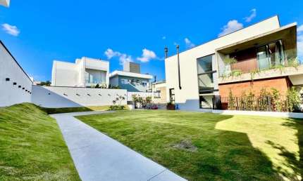 Casa para venda com 3 dormitórios sendo 1 suíte, piscina no Condomínio Real Park