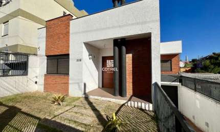Casa á venda, 3 dormitórios sendo 1 suíte, 4 vagas na garagem, situada no bairro