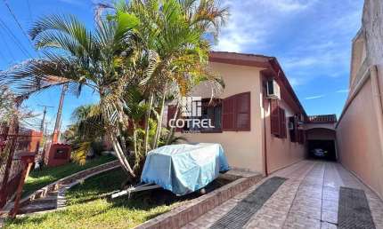 Casa para venda com 3 dormitórios e 2 garagens situada no Bairro Centro em Santa